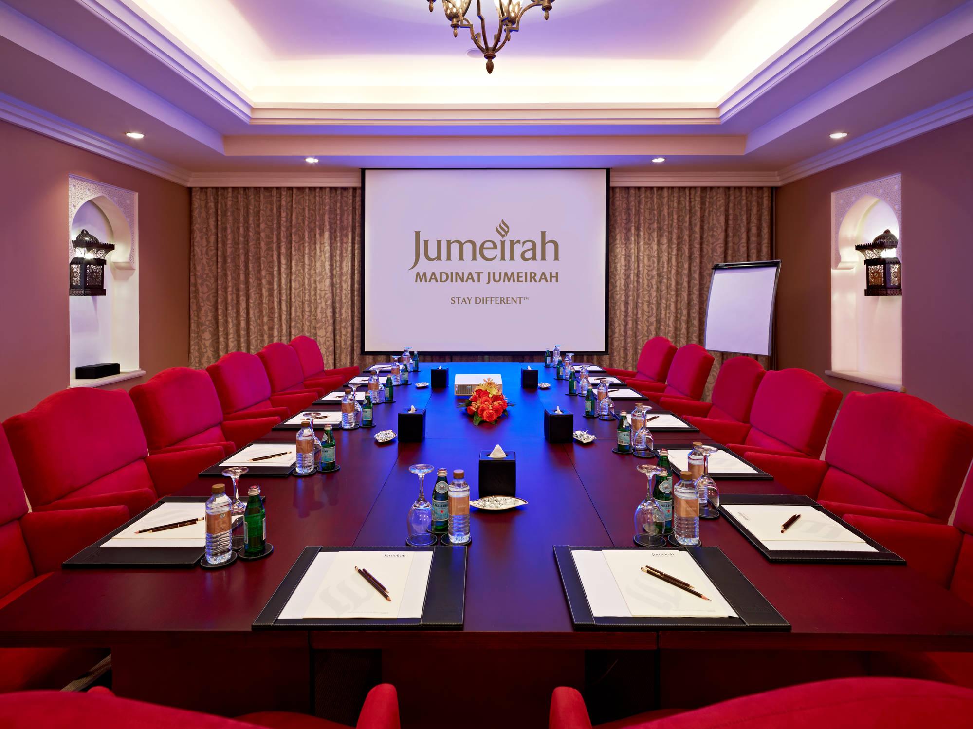 Что дает карточка dubai office. Madinat Jumeirah Conference & events Centre. Jumeirah al Naseem отель. Офис в ОАЭ. Дубай стол переговоров.